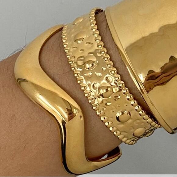 Gold Tone Chunky Cuff Bracelet Hammered Adjustable Swivel Curved Boho Fall - Picture 1 of 3